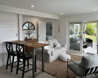Legal 1 bedroom Guest Suite for two, with lake views & walk to wineries. - West Kelowna - Restaurant