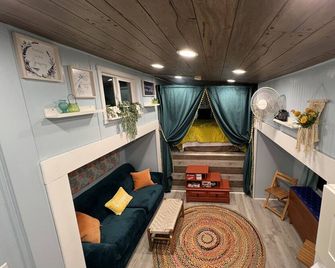 Tiny House/w outdoor cast-iron shower/tub - Seneca - Wohnzimmer