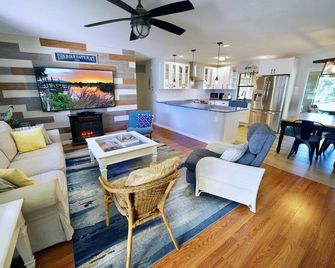 Lake Huntley Oasis: Private Dock - 1/2 Acre - Kayak - Lake Placid - Soggiorno