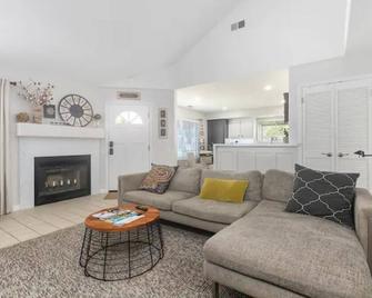 Immaculate Paso Robles Wine Country Retreat - Templeton - Living room