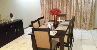 Tintech Bed & Breakfast - Francistown - Dining room