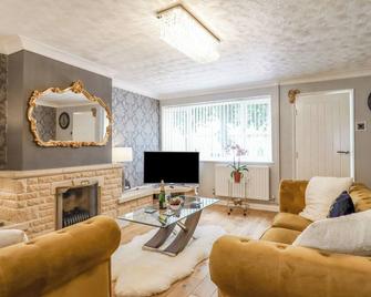Gorgeous 3 bed House In Milton Keynes - Bletchley - Living room