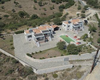 \'Savanas\' Luxury Villa Apartment - Orini Meligou - Edificio