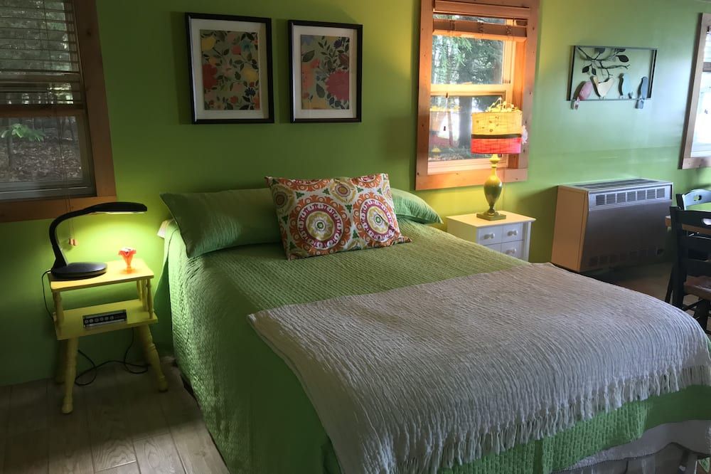 Adorable Studio Cottage on Beautiful Thayer Lake!!