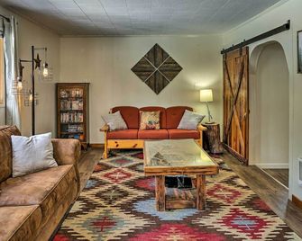 Private La Pine Cabin Rental 30 Mi to Bend! - La Pine - Living room