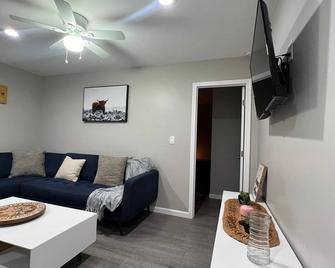 Brand new very quite and beautifully furnished 1 bedroom 1 bath cottage - Lemon Grove - Living room