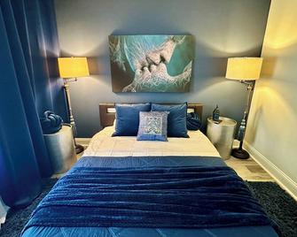 King bed, 1 gig net, hottub upon request, handicap accessible - North Charleston - Bedroom