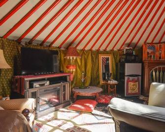 Foothills Yurt Glamping: Pool, Sauna & Hot Tub! - Colfax - Sala de estar