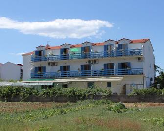 Apartments by the sea Sucuraj, Hvar - 6852 - Sucuraj - Edificio