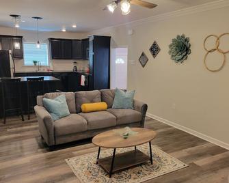 2bed/2bath Cottage in Downtown Houma. 30+ day stays welcome. - Houma - Living room