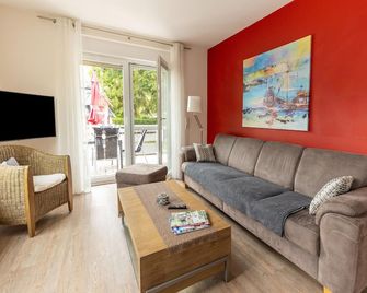 Modernes Ferienhaus mit Sauna in Wiek am Meer - Wiek - Вітальня
