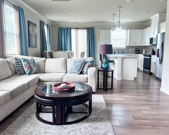 Modern 3br Townhome Near Charlotte, Family-Friendly + Long-Term Ready - Huntersville - Living room