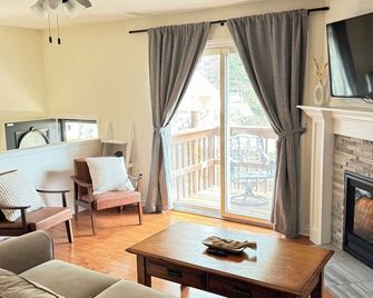 Beautiful, fully furnished property, parking, wifi, balcony - Plymouth - Living room