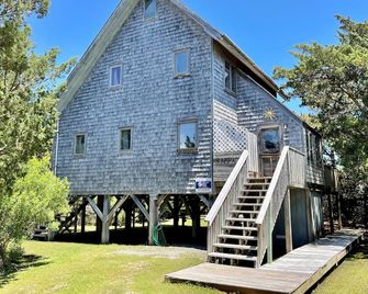 Sunspace: Quiet location, screened porch, deck, treetop sunsets - Ocracoke - Edificio