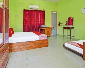 OYO 90278 Redzwan's Beach Resort - Kota Bharu - Habitación