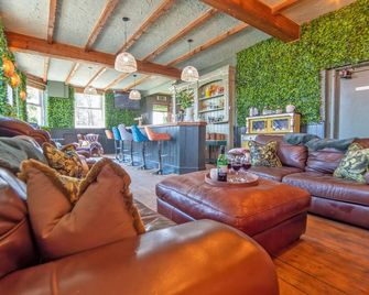 Waterfall Country Escape, Brecon Beacons Sleeps 19 - Pen-y-cae - Sala de estar