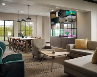 Holiday Inn & Suites Boston-Peabody by IHG - Peabody - Area lounge