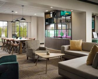 Holiday Inn & Suites Boston-Peabody by IHG - Peabody - Lounge