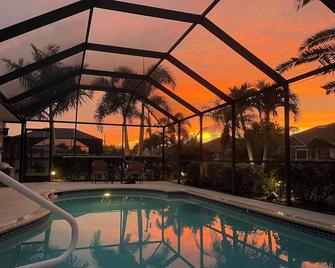 Beautiful 3 bedroom home w heated pool, in Southwest Florida - Port Charlotte - Pool