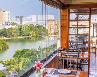 Centre Point Hanoi Hotel - האנוי - מרפסת