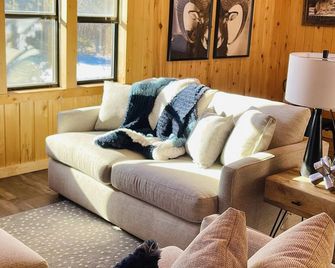 Cozy Mtn View Cabin-Ski Wolf Creek 22 Miles Fire Pit-Wifi-Dog Friendly! - South Fork - Living room