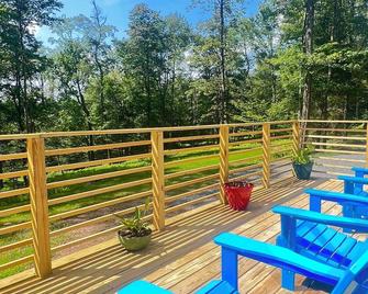 Enchanting Mountain retreat -hot tub - sauna - 20 acres - wifi - Parksville - Balcony