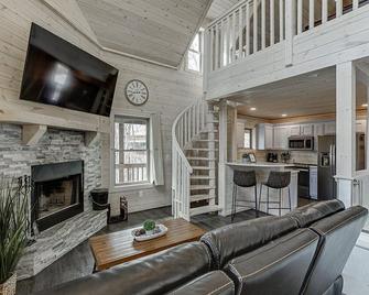 Sky's the Limit Treehouse Near Helen, Georgia - Cornelia