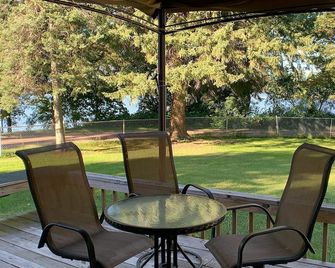 Steps from beach, snowmobile trail, boat dock. walking distance to downtown. - Tomahawk - Binnenhof