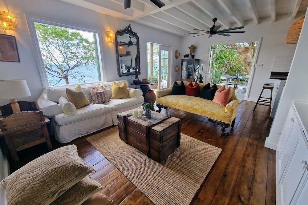 Spectacular clifftop house with hot tub next to sandy beach, stunning sea views - Road Town - Living room
