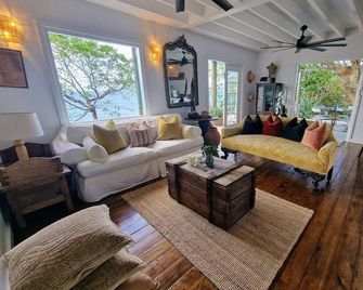 Spectacular clifftop house with hot tub next to sandy beach, stunning sea views - Road Town - Living room