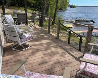 Clean Cozy Waterfront Cottage - Perfect for Family Relaxation and Recreation - Orland - Varanda