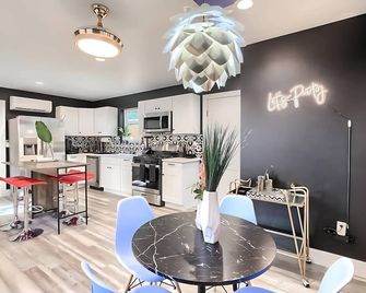 Stylish 3br East Side Retreat W Patio & Bbq - Austin - Kitchen