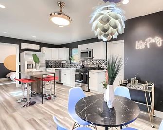 Stylish 3br East Side Retreat W Patio & Bbq - Austin - Kitchen