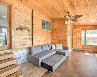 On-Site Boat Launch Gun Barrel City Lake House - Gun Barrel City - Living room