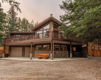 4 Br Mountain Chalet | Private Pool/Hot Tub |2-Min Drive to Jasper National Park - Jasper - Building