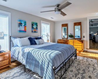 Updated Home, King+queen Beds, Ac, 5 Min Walk To Beach, 1 Min To Waters Edge - Westbrook - Bedroom