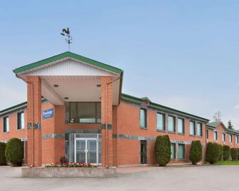 Travelodge by Wyndham Rigaud - Rigaud - Building
