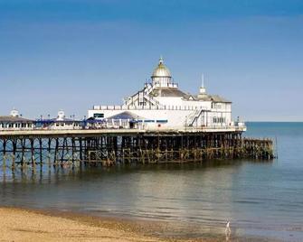 Port Hotel - Eastbourne - Beach