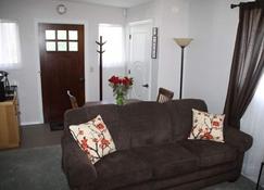 Cypress Row Vacation Suite In Beautiful Bandon, Oregon - Bandon - Living room