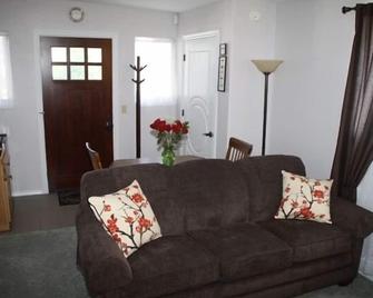 Cypress Row Vacation Suite In Beautiful Bandon, Oregon - Bandon - Living room