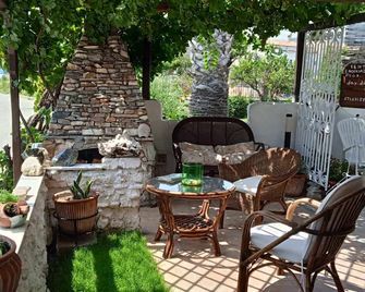 Alonaki Seafront Cottage - Néa Anchiálos - Patio