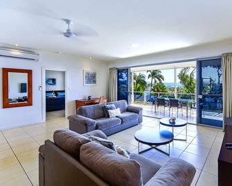 Penthouse style apartment Blue Water Views 10 - Hamilton Island - Huiskamer