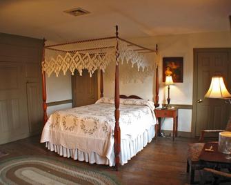Whitehall Mansion Inn - Mystic - Bedroom