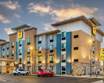Spacious Room w/ Kitchen, Pet-Friendly & Free Parking for Extended & Short Stays - Bentonville - Gebouw