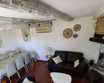 Self-catered Gite located in a hamlet, 1km from the village, pleasant location - Salviac - Olohuone