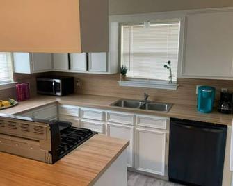 Beaumont Chateau - Short/Long Term Furnished 2/2 House - Beaumont - Kitchen