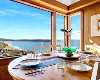 Abalone Alcove! Hot Tub! Pool Table! Amazing Views! Fast Wifi!! Dog Friendly! - Dillon Beach - Dining room