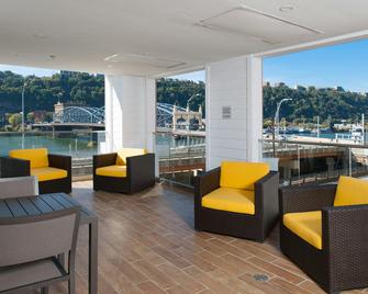 Fairfield Inn & Suites by Marriott Pittsburgh Downtown - Pittsburgh - Balcony