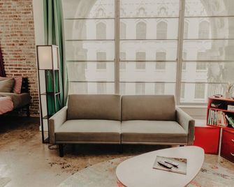 The Downtown Art Loft - Memphis - Living room