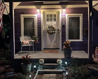 The Eggplant Cottage - Walking distance to downtown historic Jonesborough!! - Jonesborough - Patio